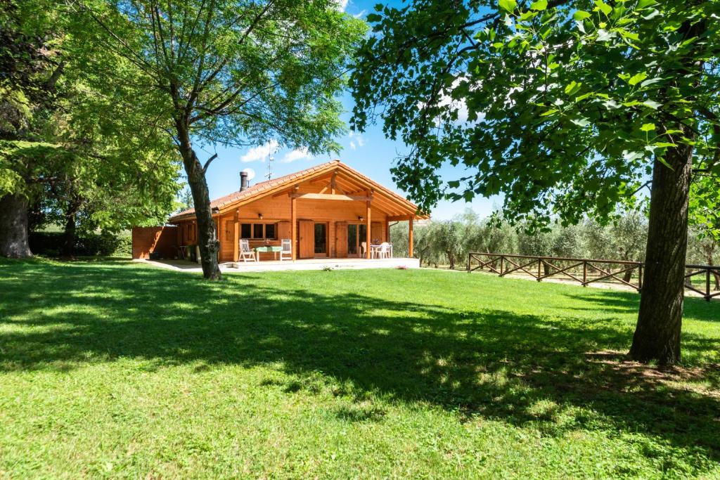 una casa en medio de un campo con árboles en Villa degli Ulivi, en Lempa