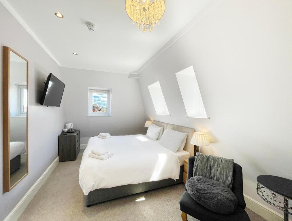 Cama ou camas em um quarto em Dukes Folly Hotel