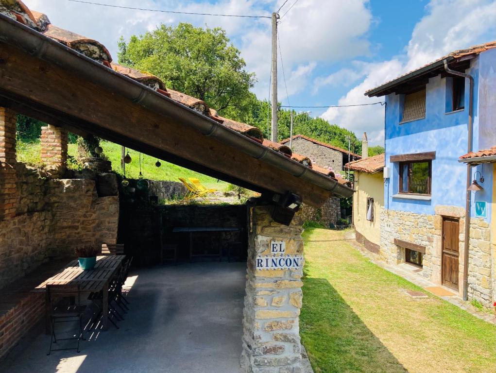 an entrance to a building with a bench in a courtyard at Casa Azul Rodiles in Selorio