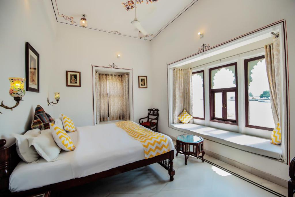 Een bed of bedden in een kamer bij Hotel Devraj Niwas on Lake Pichola