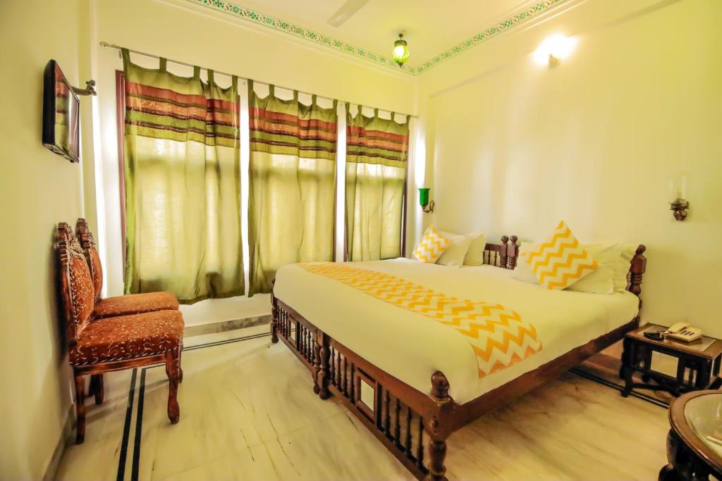 Een bed of bedden in een kamer bij Hotel Devraj Niwas on Lake Pichola