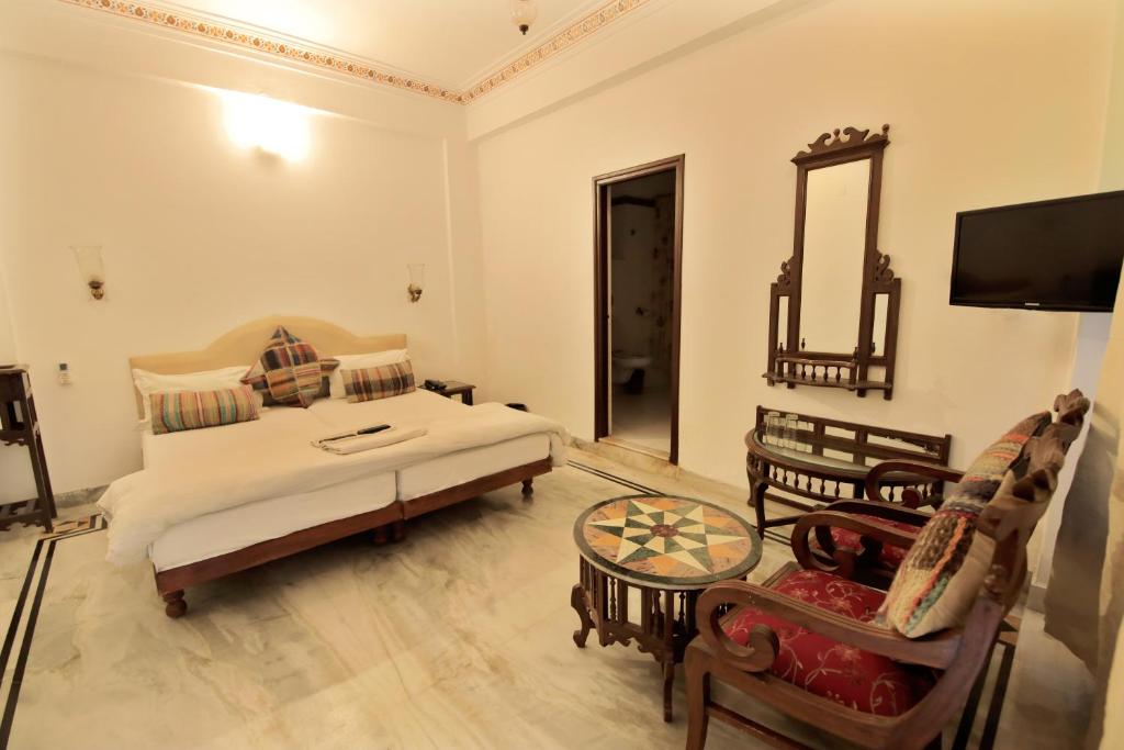 Een bed of bedden in een kamer bij Hotel Devraj Niwas on Lake Pichola