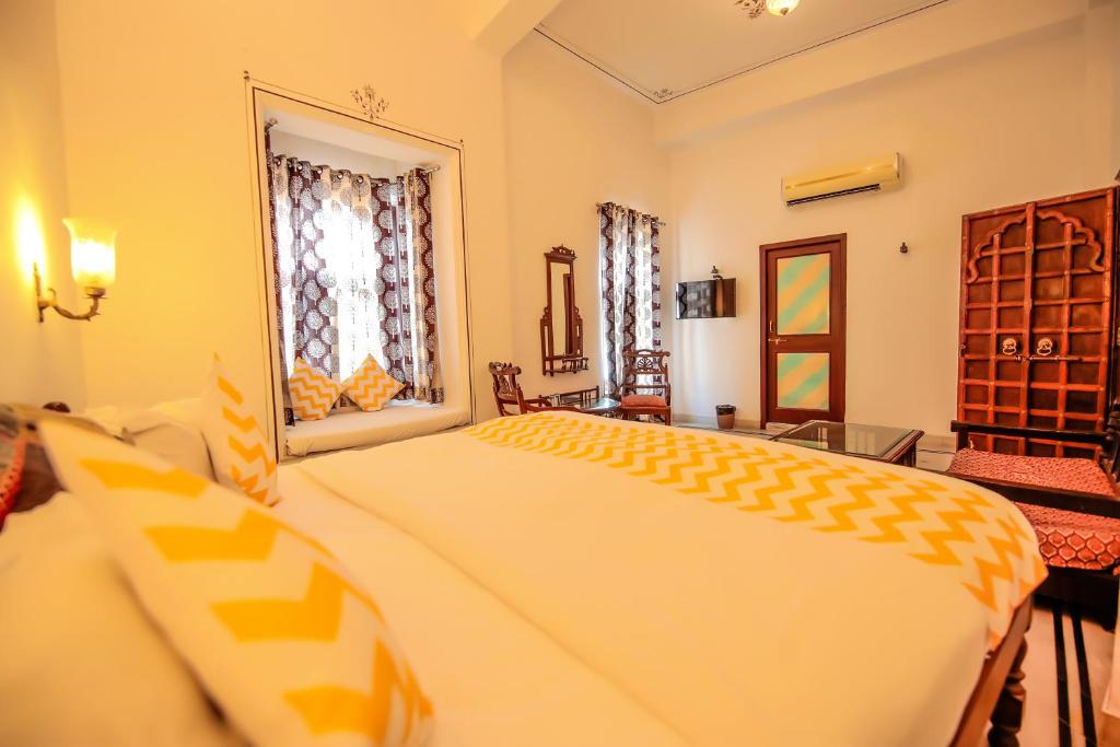 Een bed of bedden in een kamer bij Hotel Devraj Niwas on Lake Pichola