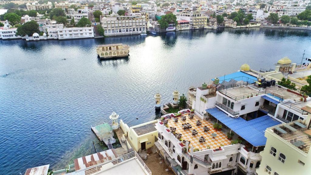 een luchtbeeld van een grote hoeveelheid water bij Hotel Devraj Niwas on Lake Pichola in Udaipur