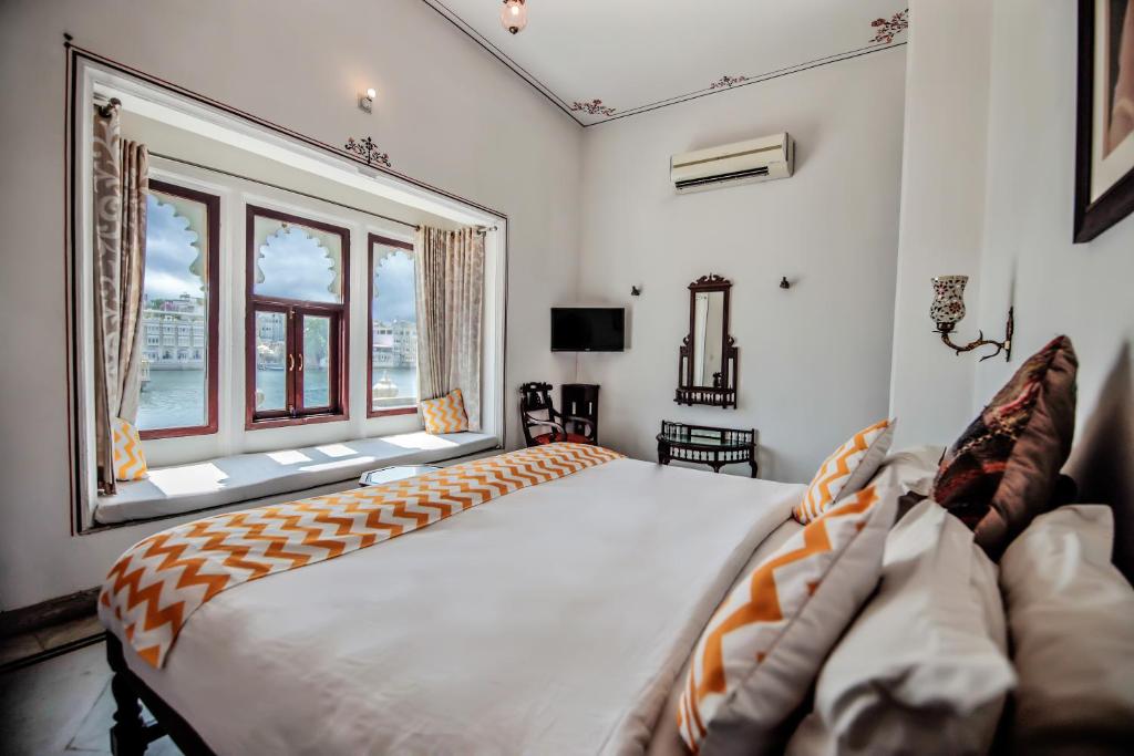 Een bed of bedden in een kamer bij Hotel Devraj Niwas on Lake Pichola