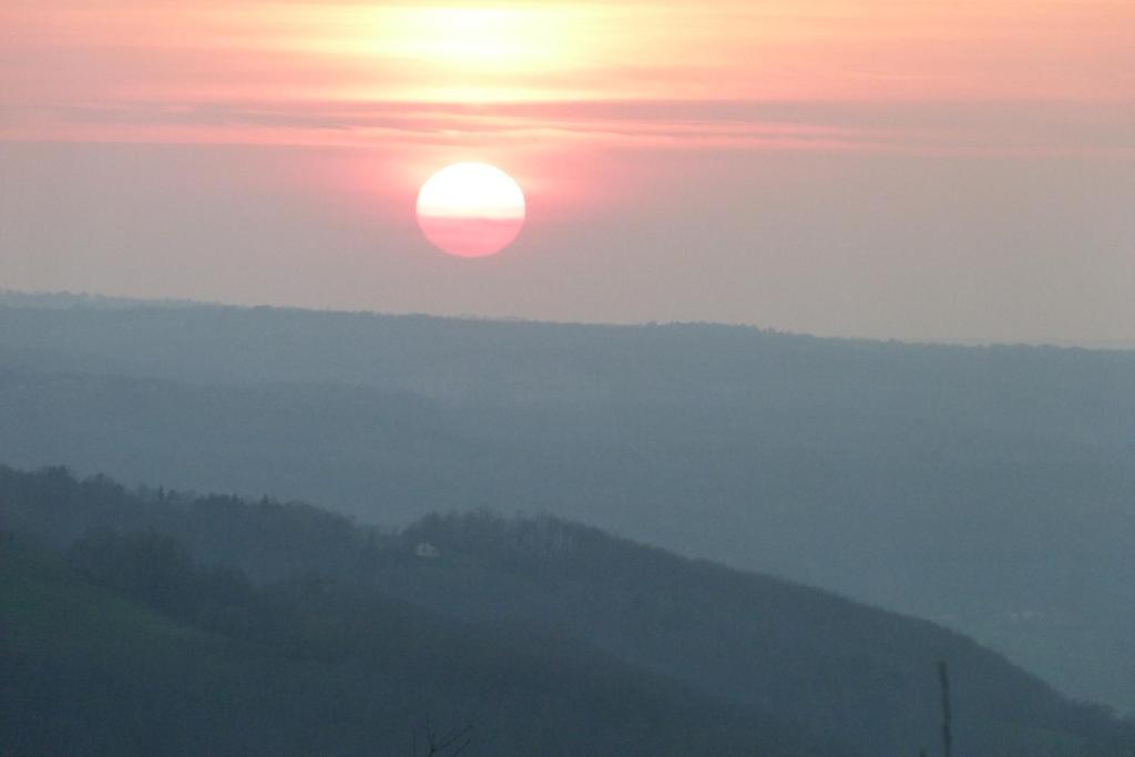 Východ nebo západ slunce při pohledu z bed and breakfast nebo okolí