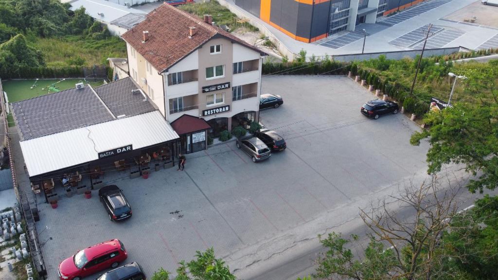 una vista sul tetto di un parcheggio con auto parcheggiate di Motel & Restaurant Dar a Novi Pazar