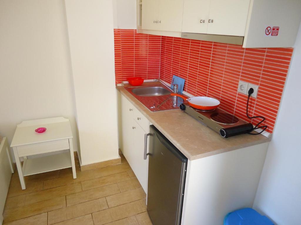 Kuchyň nebo kuchyňský kout v ubytování Almyra Apartments & Suites