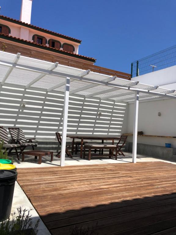 un groupe de bancs assis sous un amphithéâtre extérieur dans l'établissement Sunshine Patio Getaway, à Vila Nova de Milfontes