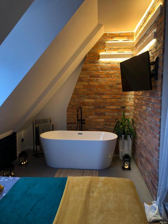 Televízia a/alebo spoločenská miestnosť v ubytovaní Apartament Zielone Fotele Starówka