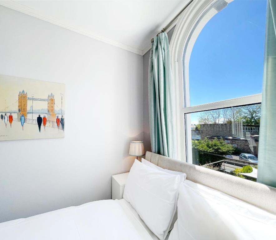 Cama ou camas em um quarto em Dukes Folly Hotel