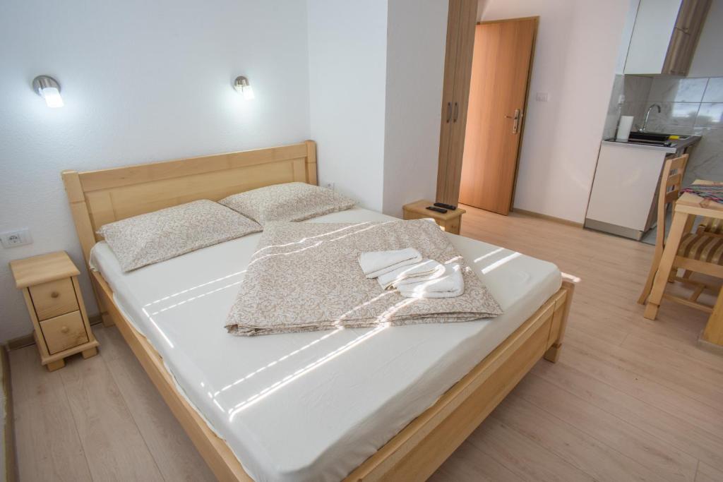 Postel nebo postele na pokoji v ubytování Apartments Stevovic