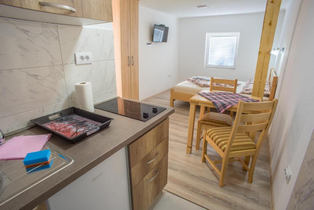 Kuchyň nebo kuchyňský kout v ubytování Apartments Stevovic