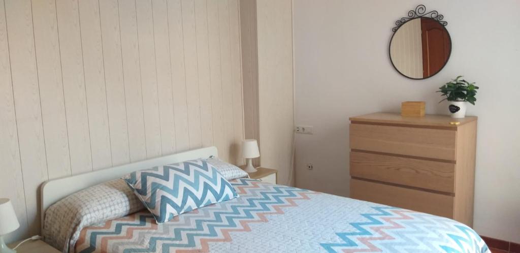 ネルハにあるCasa encantadora céntricaのベッドルーム1室(ベッド1台、ドレッサー、鏡付)