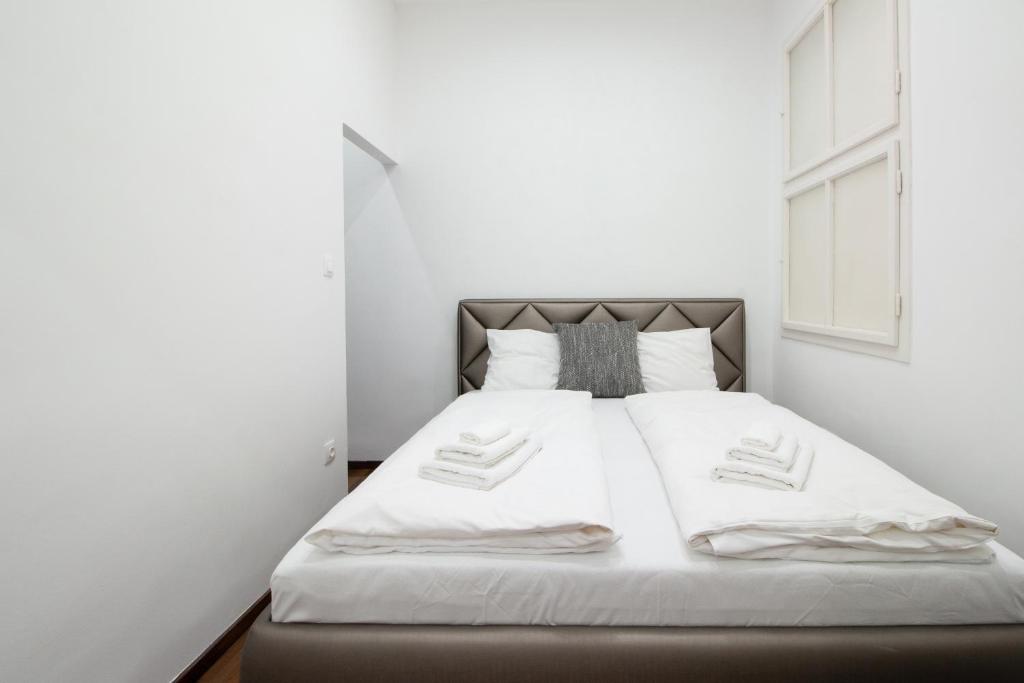 Posteľ alebo postele v izbe v ubytovaní Basilika view Imperial Suite -SAS street -NEED RESERVATION FOR FREE PARKING