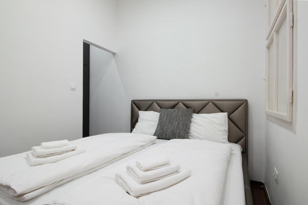 Posteľ alebo postele v izbe v ubytovaní Basilika view Imperial Suite -SAS street -NEED RESERVATION FOR FREE PARKING