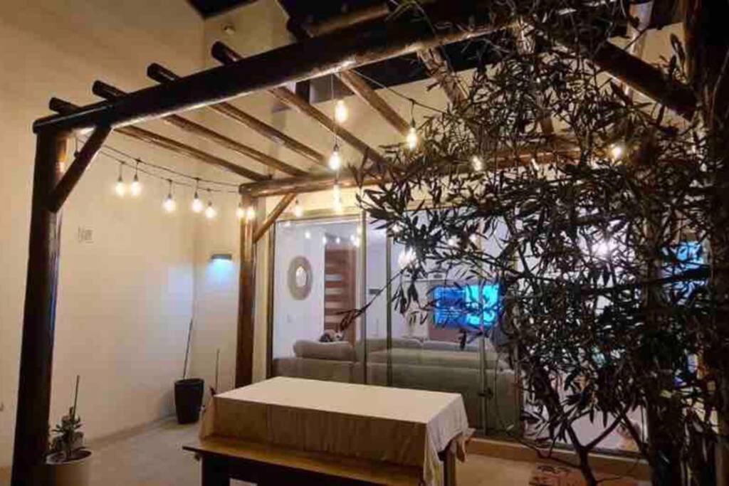 a bedroom with a bed in a room with a tree at Espectacular casa en bahía inglesa! in Bahia Inglesa