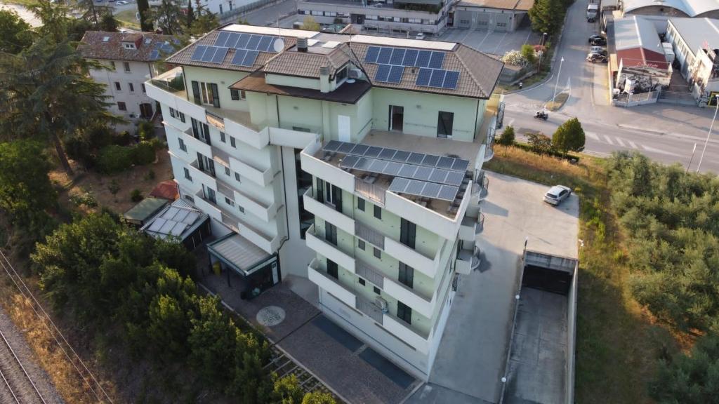 Una vista aérea de un edificio con paneles solares. en Hotel Clodi, en Ascoli Piceno