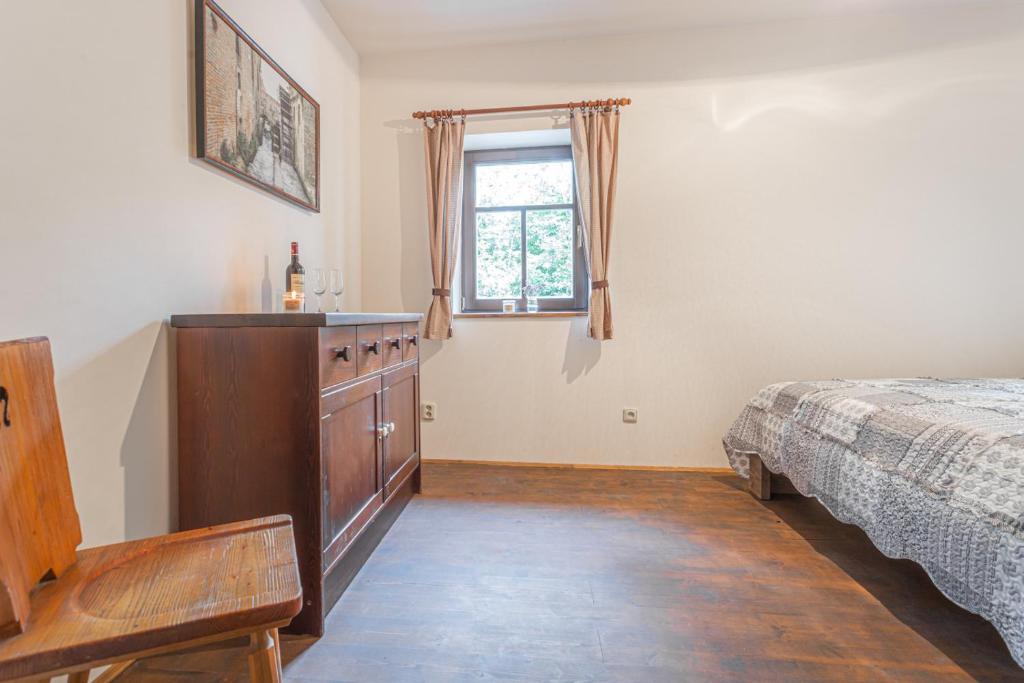 Postel nebo postele na pokoji v ubytování Buškovský mlýn 1580
