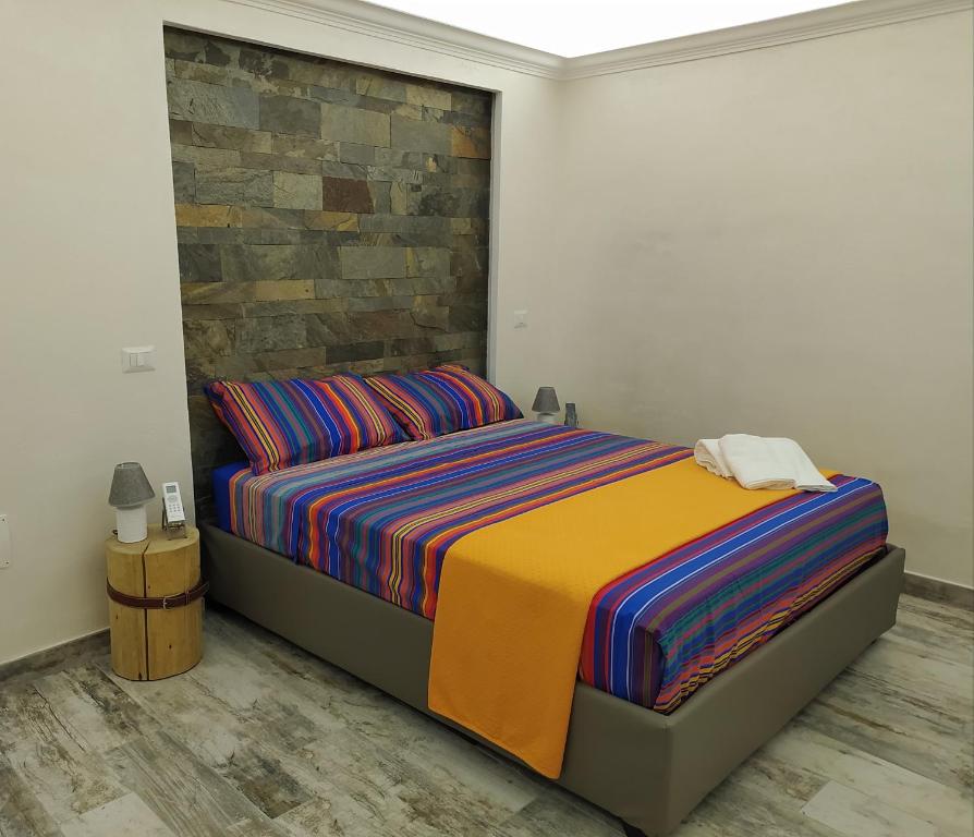 Łóżko lub łóżka w pokoju w obiekcie Plebiscito House - Casa Vacanze Napoli
