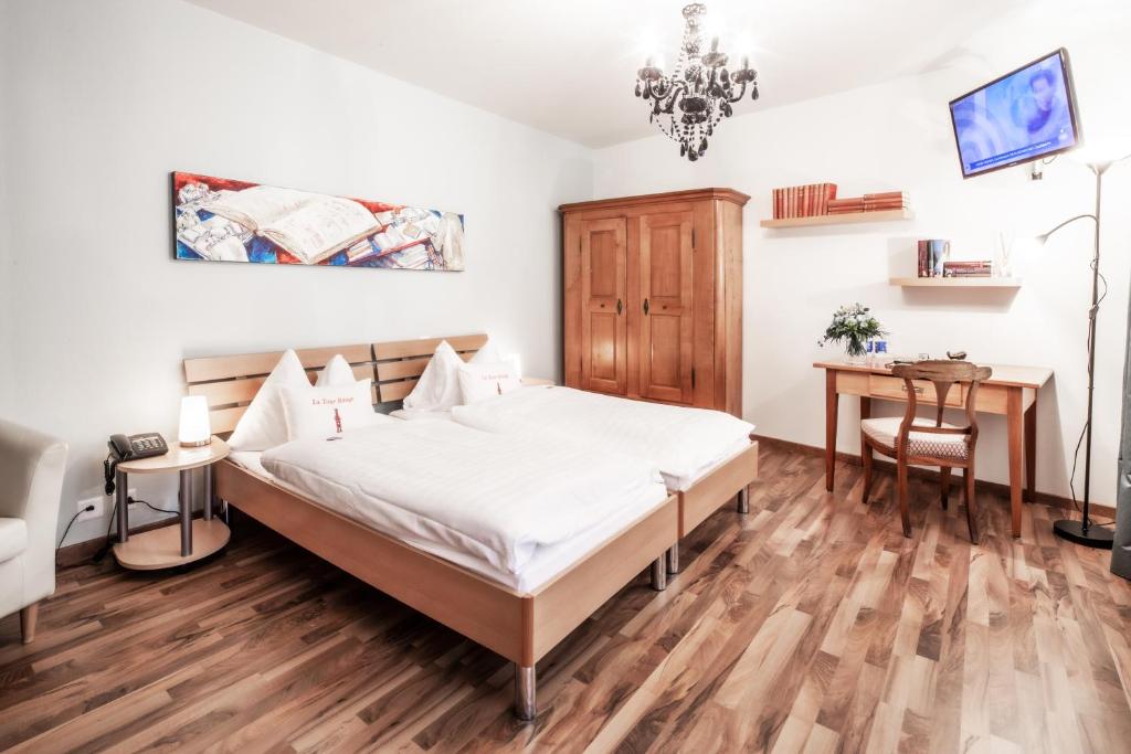 Postel nebo postele na pokoji v ubytování Hotel Roter Turm