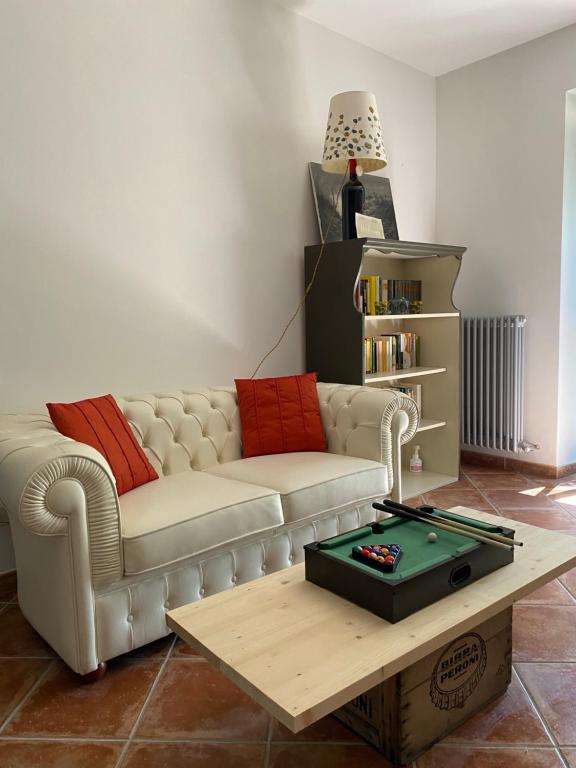 salon z kanapą i stołem w obiekcie Casale Cialifone w mieście Alanno