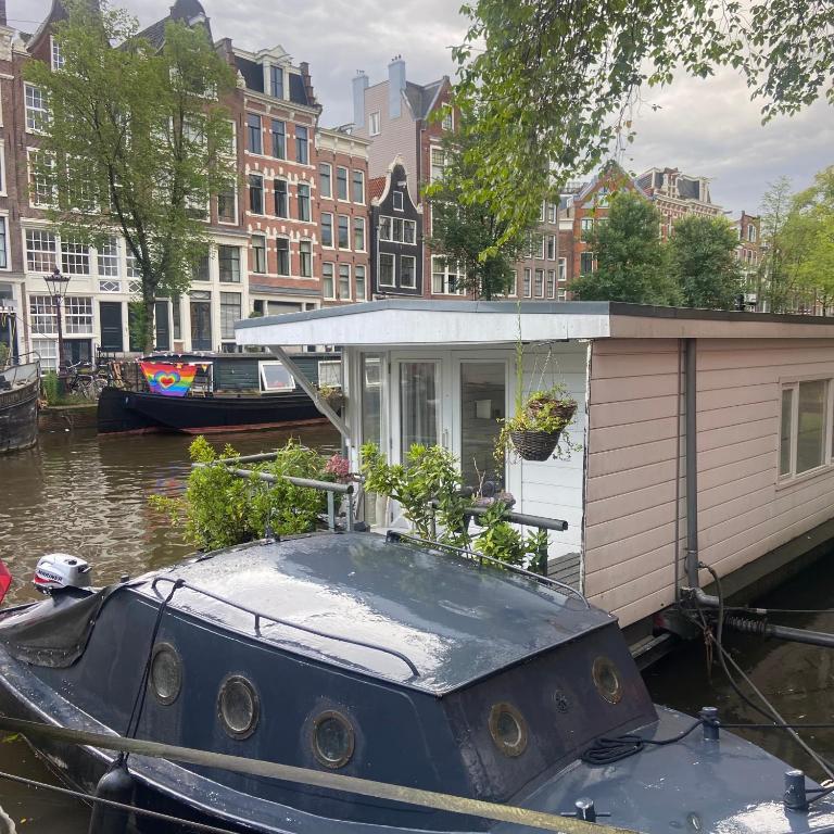 Bed and Breakfast Houseboat Bonnie, Amsterdam, Netherlands - Booking.com