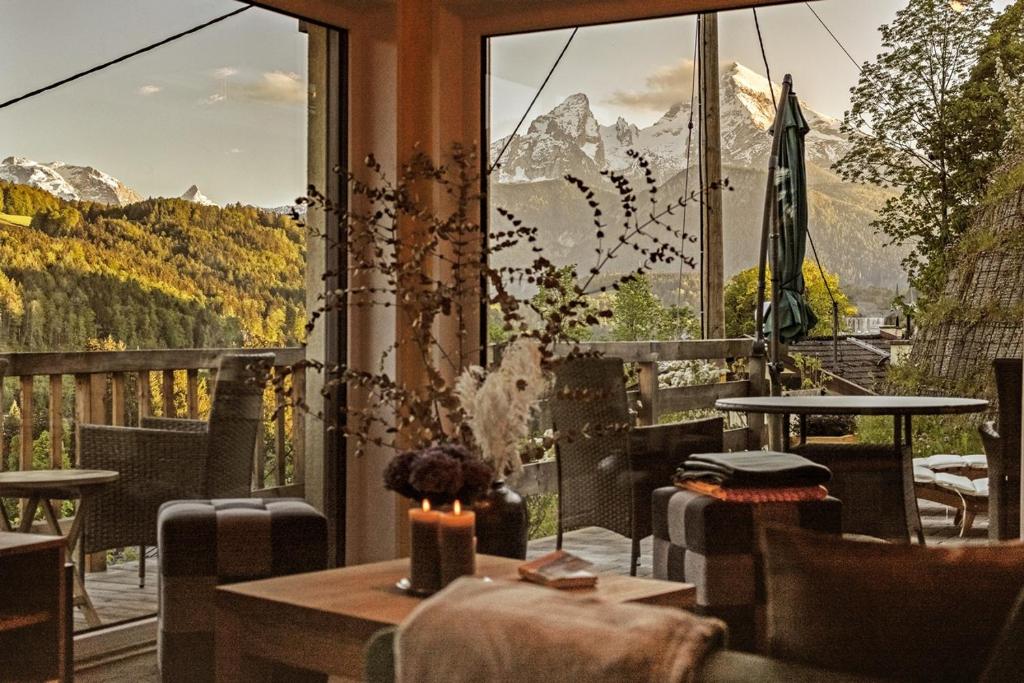 d'un restaurant offrant une vue sur les montagnes depuis sa fenêtre. dans l'établissement Jo's Nest - Berchtesgaden, à Berchtesgaden
