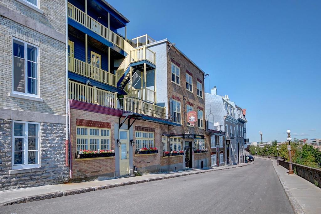 North House - Hôtel Automatisé Manoir des Remparts - Resim 12