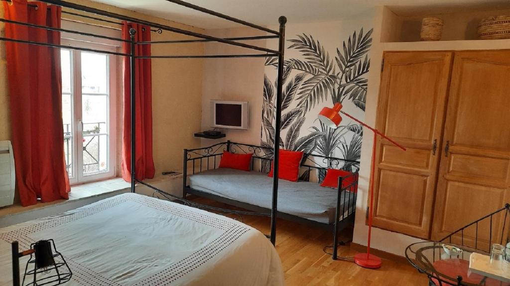 1 dormitorio con cama con dosel y ventana en Le Gros Chêne, Lac du Der en Frampas