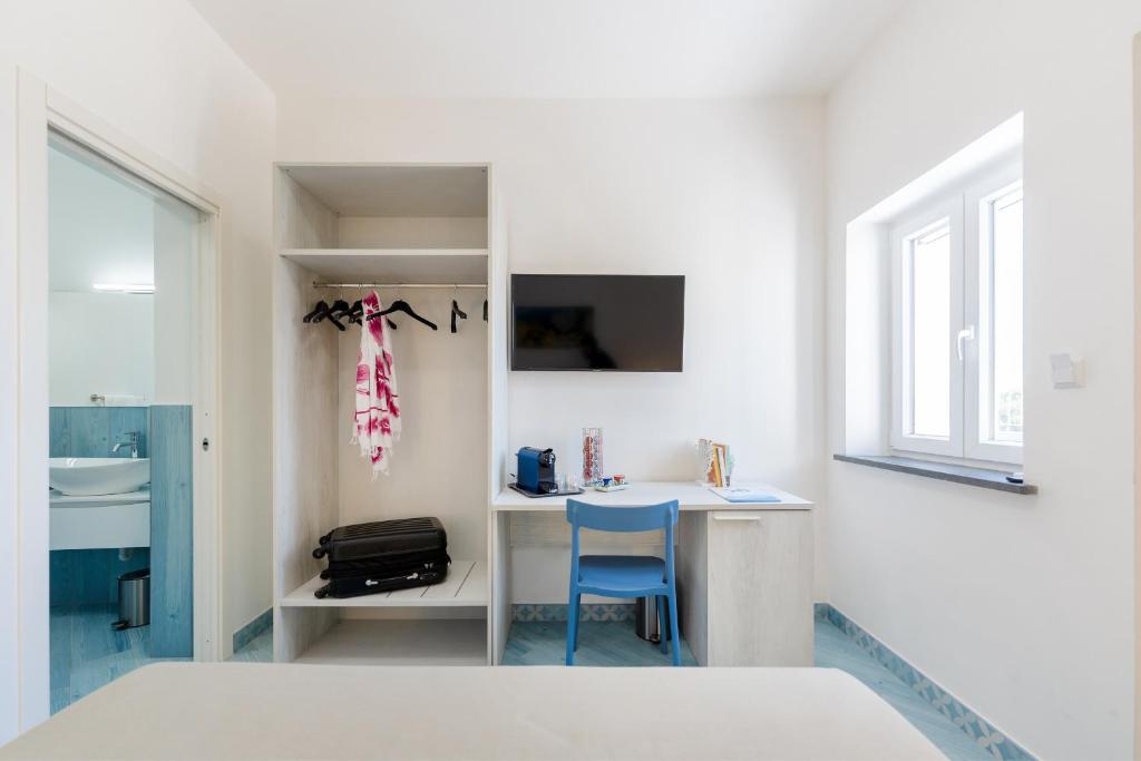 TV a/nebo společenská místnost v ubytování Poseidonia Rooms