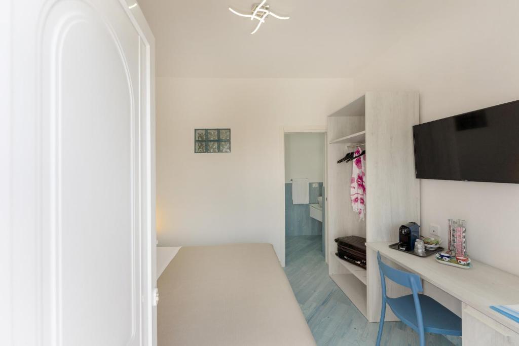 TV a/nebo společenská místnost v ubytování Poseidonia Rooms