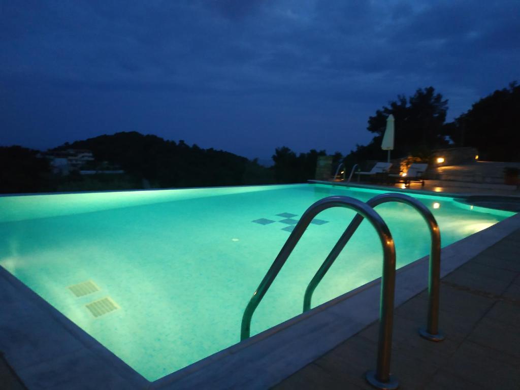 Bazén v ubytování Skiathos Garden Cottages nebo v jeho okolí