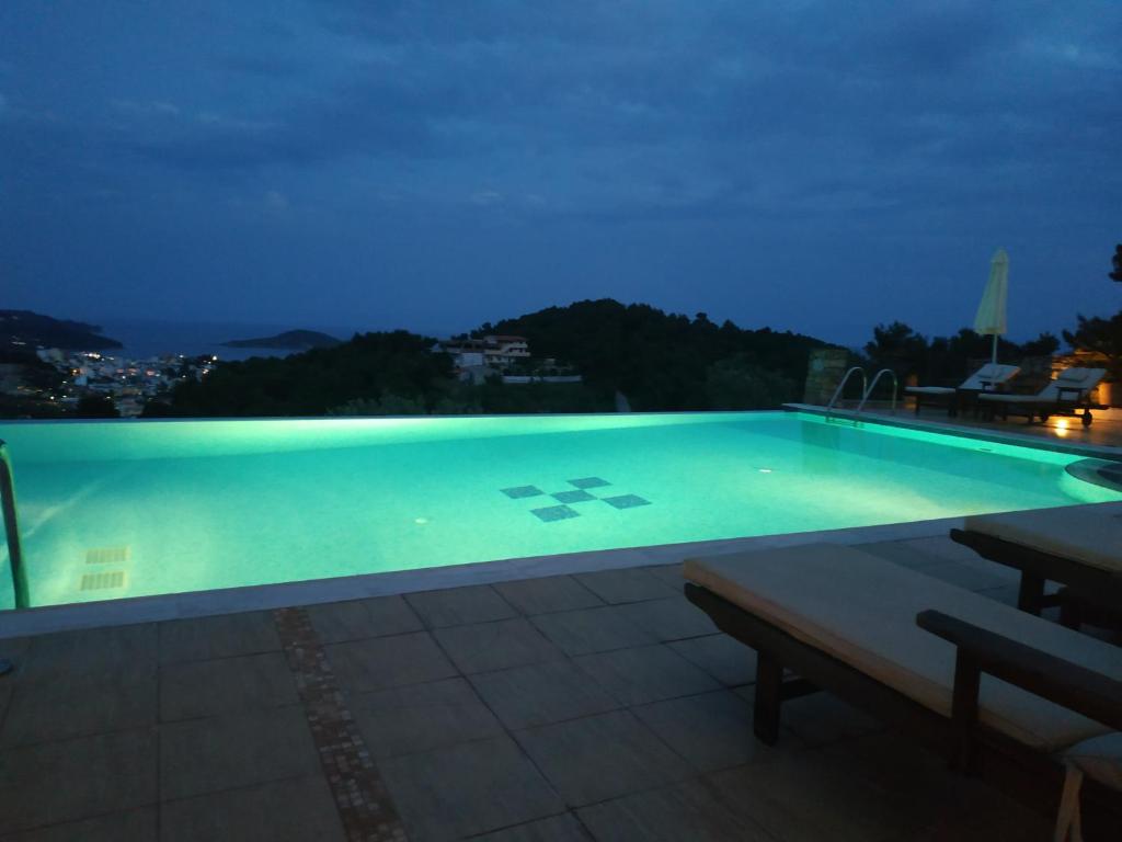 Bazén v ubytování Skiathos Garden Cottages nebo v jeho okolí