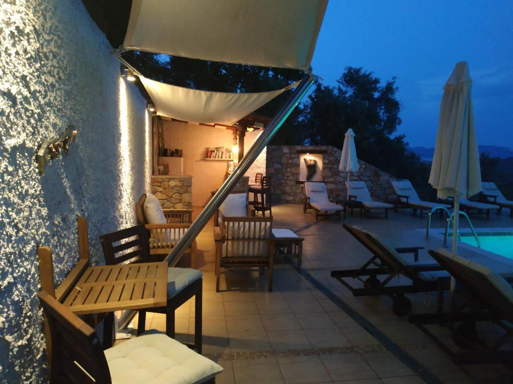 Bazén v ubytování Skiathos Garden Cottages nebo v jeho okolí