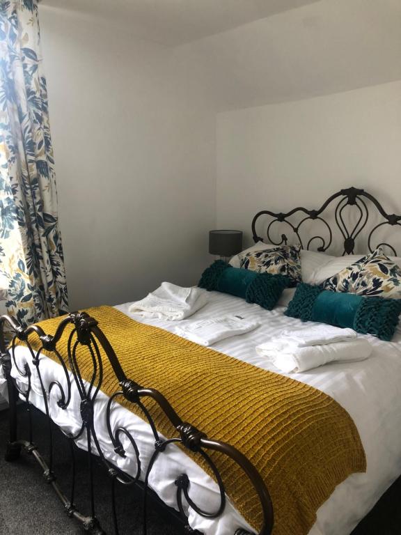 een slaapkamer met 2 bedden met gele en witte lakens bij The Lion in Broseley