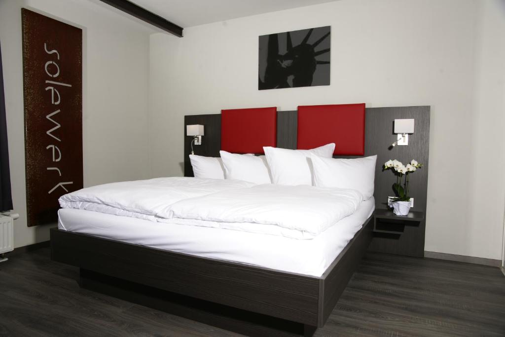 Postel nebo postele na pokoji v ubytování SOLEWERK Hotel