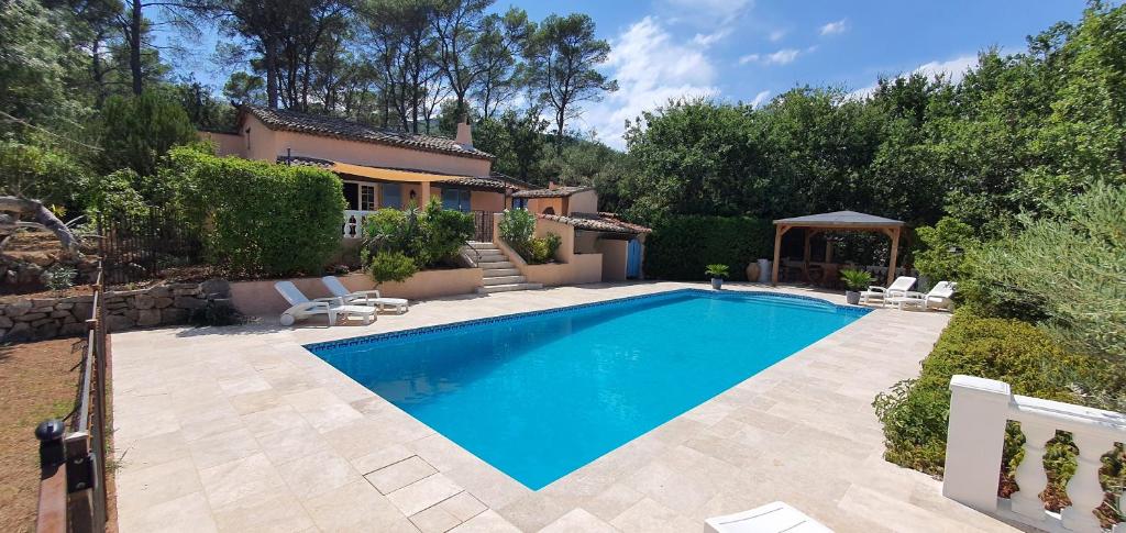 - une piscine en face d'une maison dans l'établissement Villa Lei Rore, au Thoronet