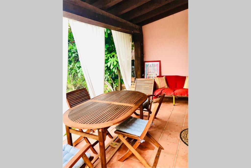 una mesa de madera y sillas en una habitación en Villetta la Cinta, en San Teodoro