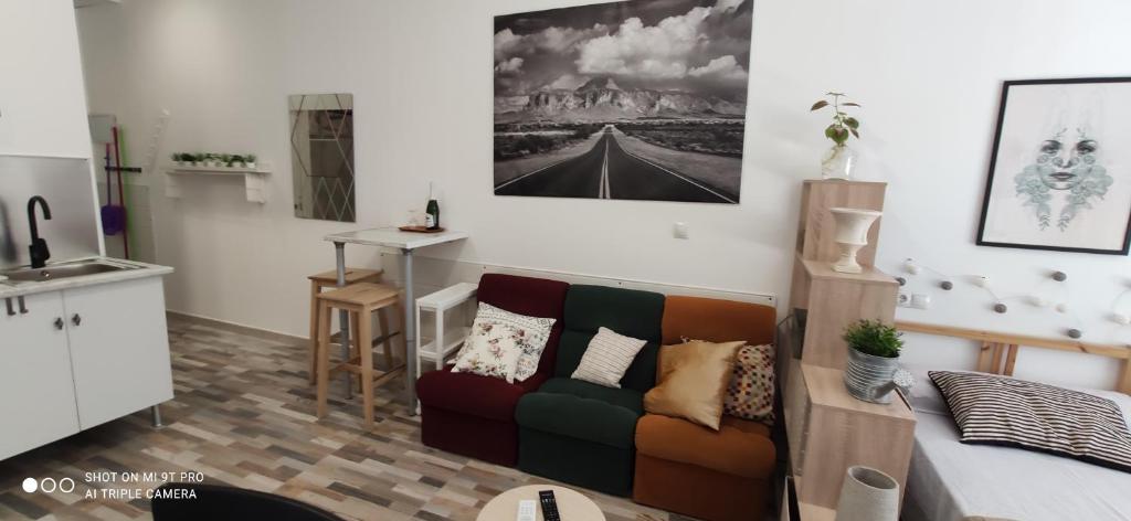 a living room with a couch and a kitchen at Huelintown in Málaga