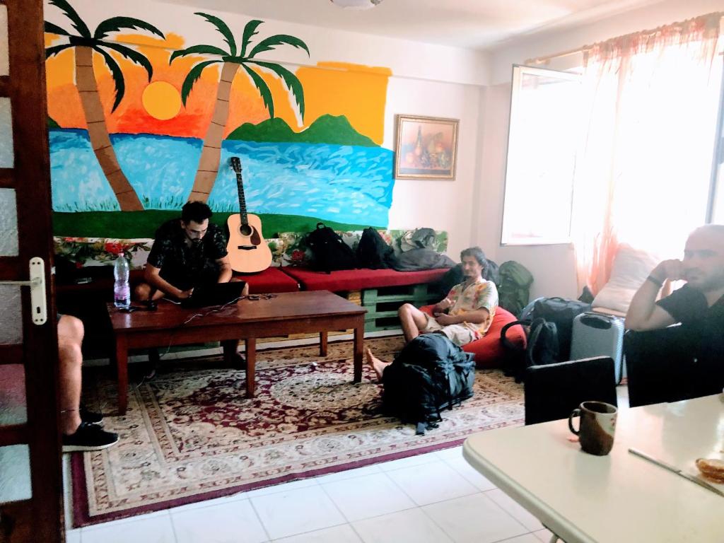 Posezení v ubytování Vlora Backpackers Hostel & Bar LUNGOMARE