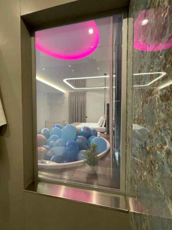 una finestra con una ciotola di palle in una stanza di Hotel 2000 a Giugliano in Campania
