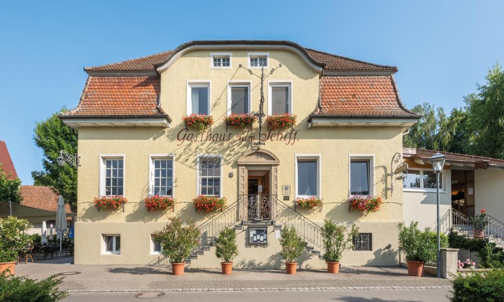 a building with flowers on the front of it at Gasthaus Schiff in Moos