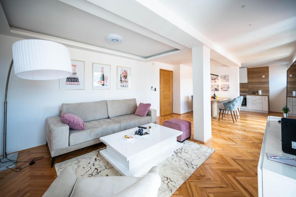 Avila Apartments - One-Bedroom Apartment