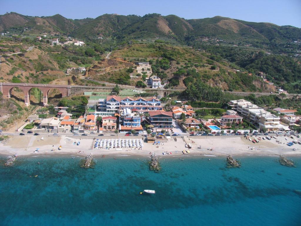 una vista aerea di una spiaggia con persone in acqua di Oasi Azzurra a San Saba