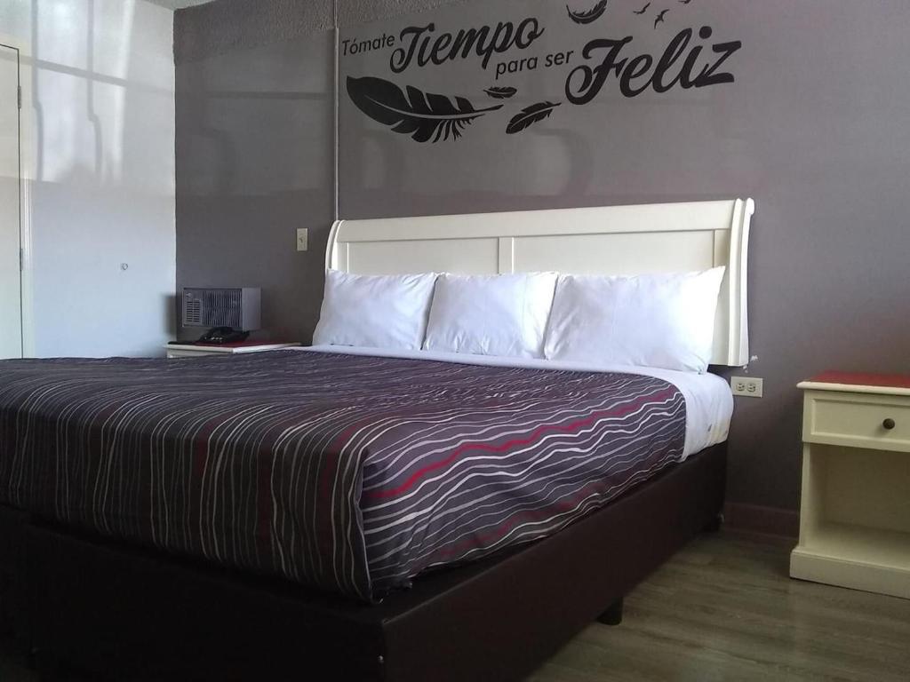 Postel nebo postele na pokoji v ubytování Hotel Boulevard Mexicali