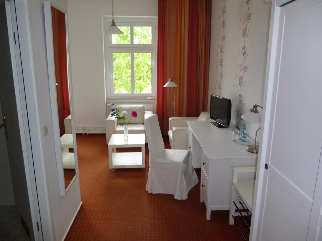 TV a/nebo společenská místnost v ubytování Hotel Adler