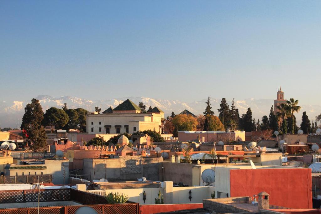 Nespecifikovaný výhled na destinaci Marakéš nebo výhled na město při pohledu z riadu