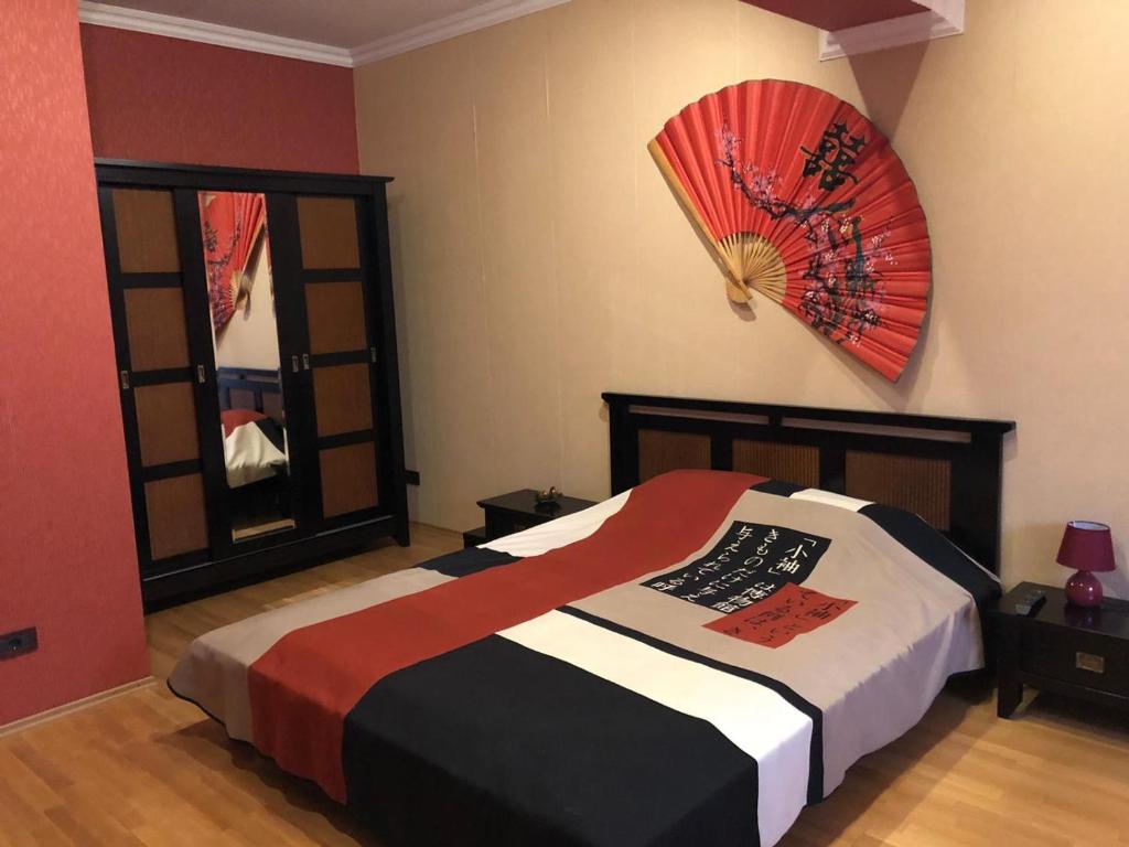 - une chambre avec un lit et un ventilateur mural dans l'établissement Casa Alexandra - Cornu, à Cornu de Jos