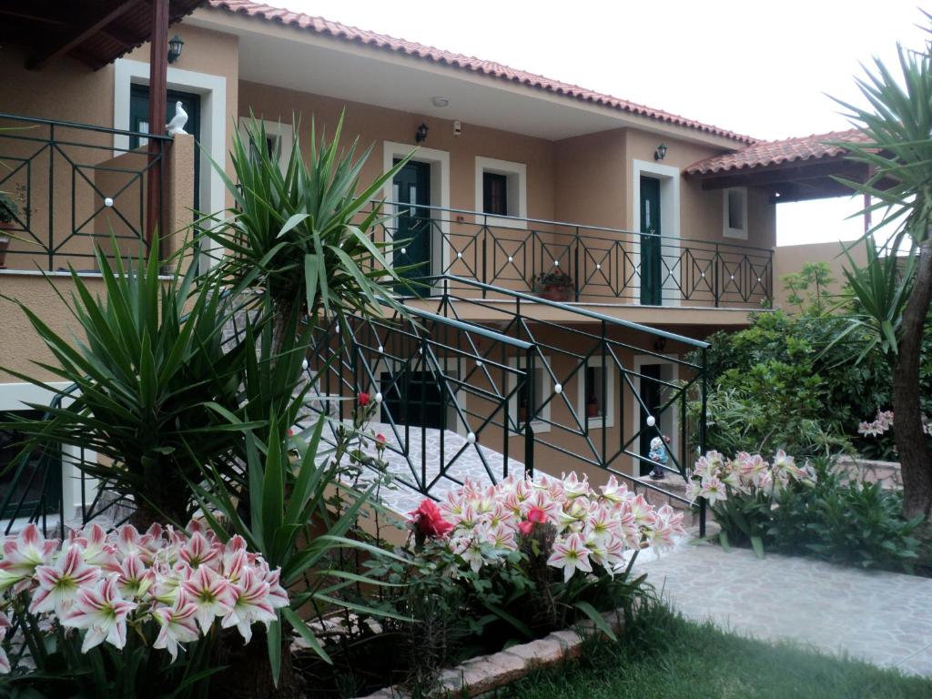 una casa con flores delante en Anastasis Apartments, en Trapezaki